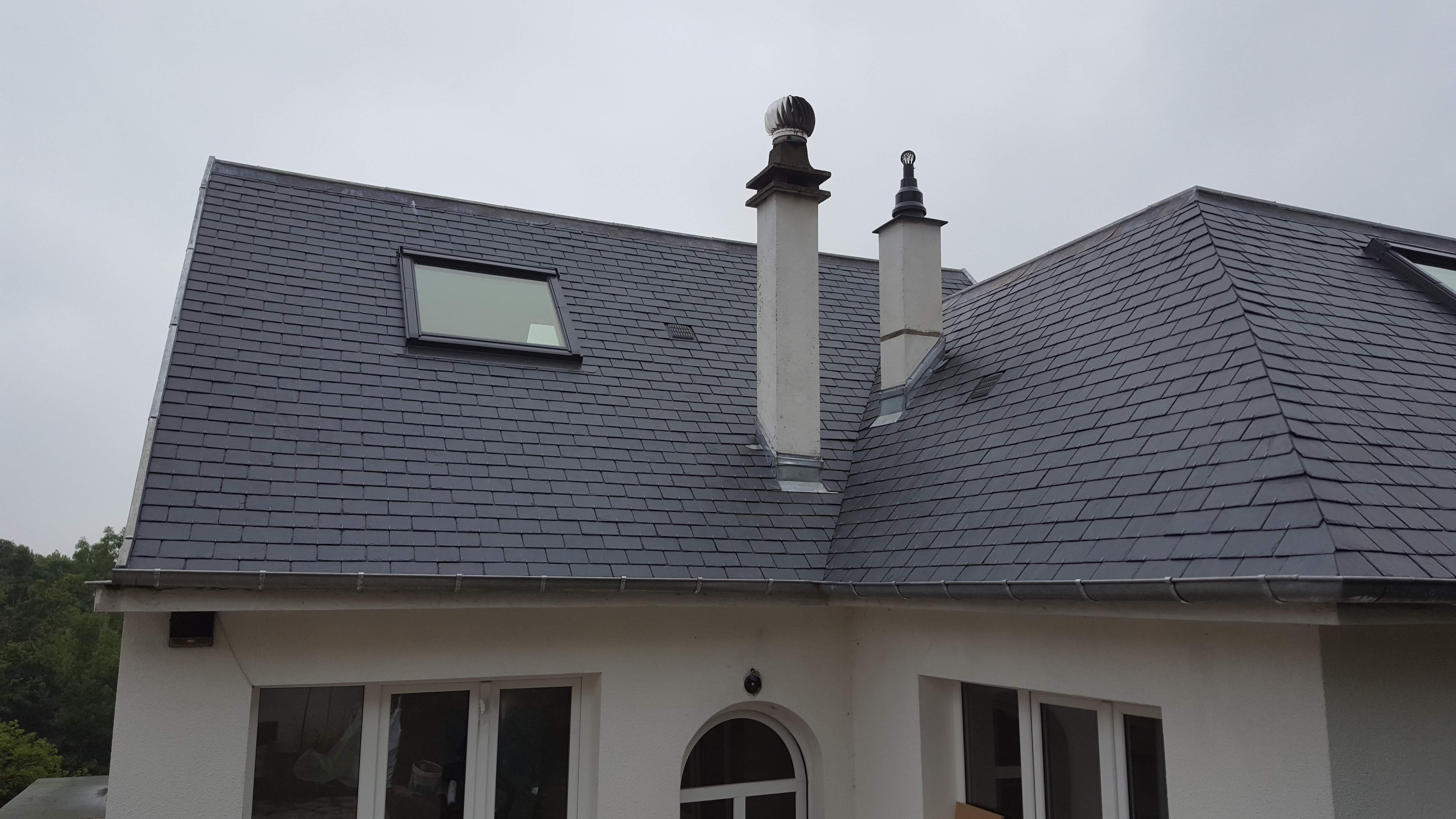 Toiture ardoise noire avec fenêtre Velux - NR Couverture Seine-Saint-Denis