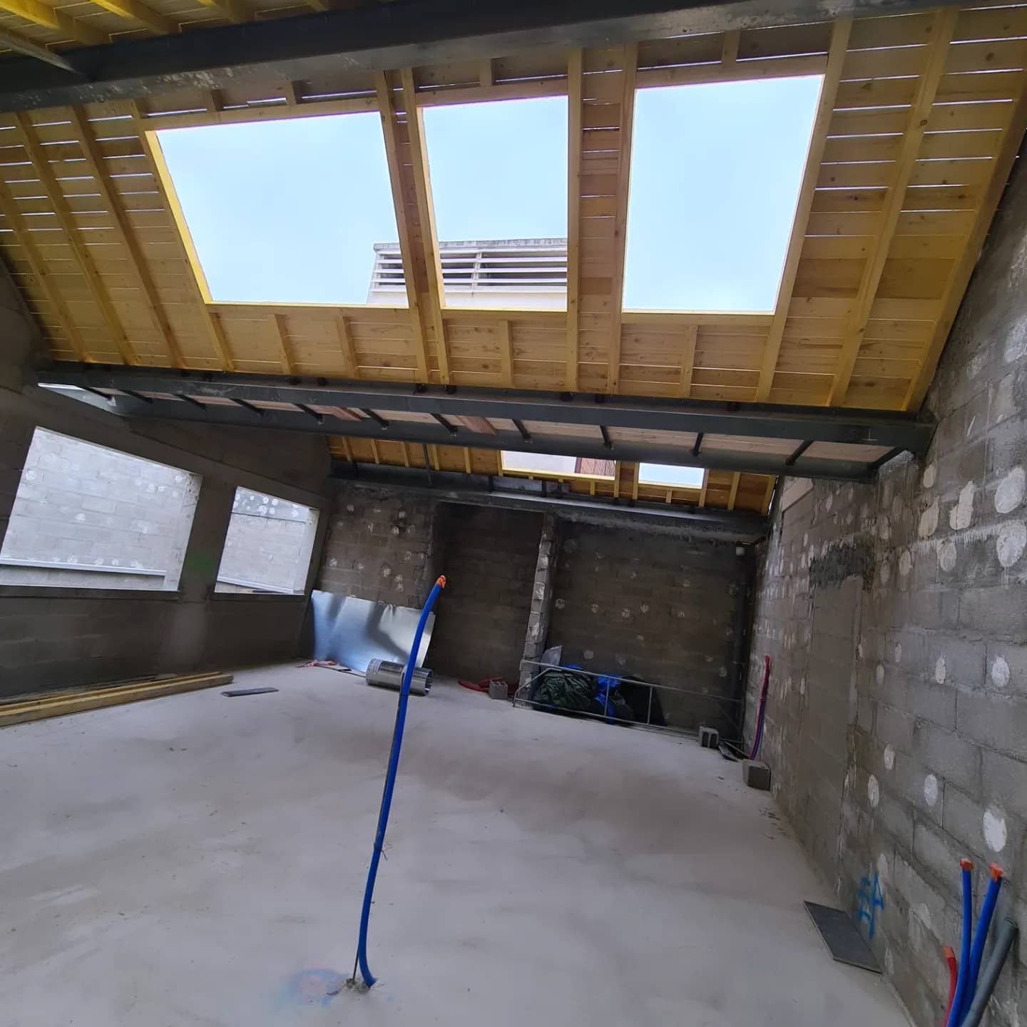 Charpente et pose fenêtres Velux - Rénovation NR Couverture 93