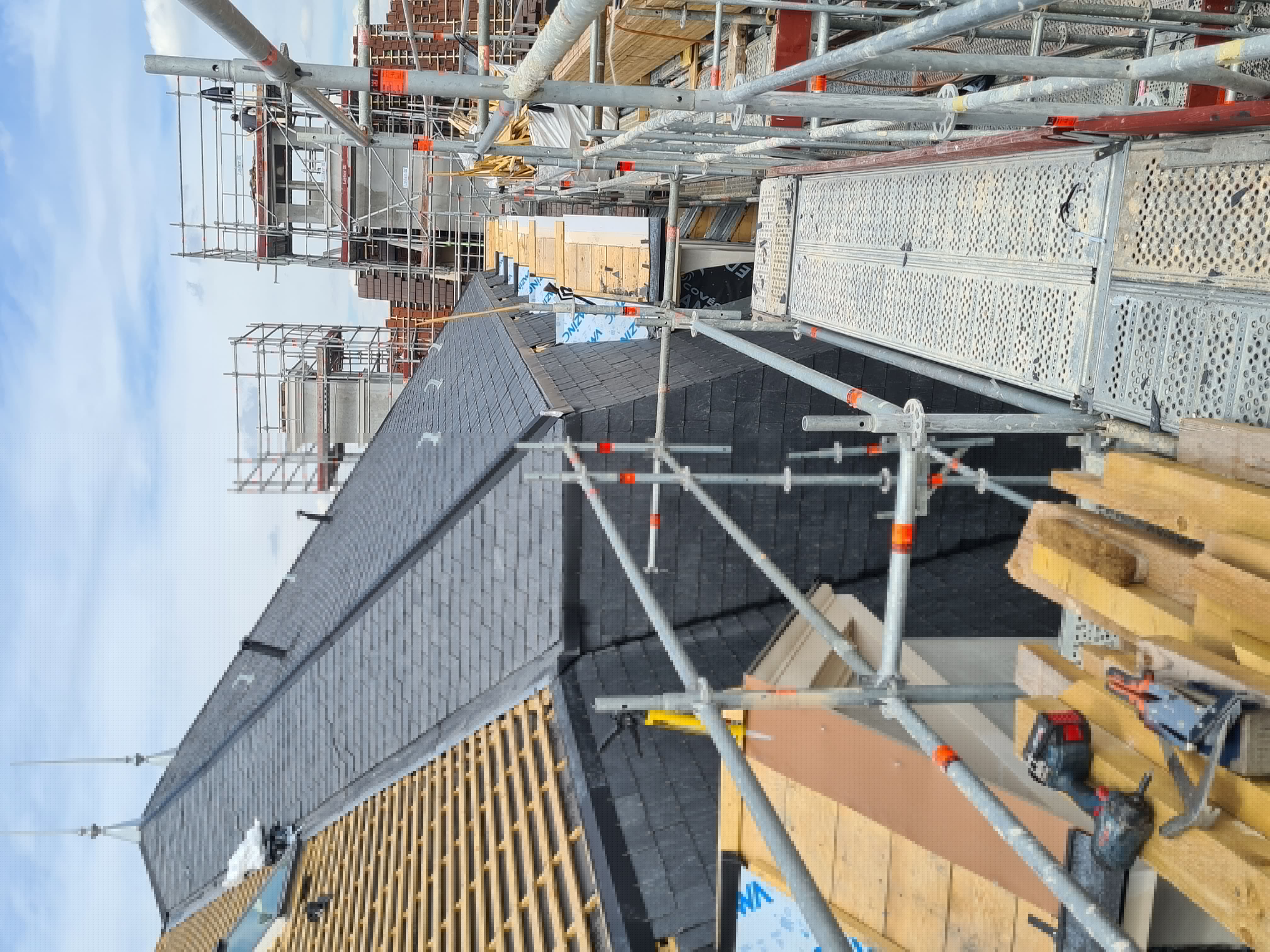 Pose ardoise sur échafaudage - Couvreur professionnel NR Couverture Seine-Saint-Denis